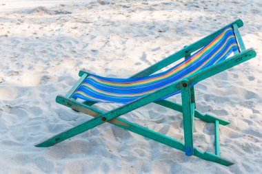 Sahilde boş bir plaj sandalyesi.