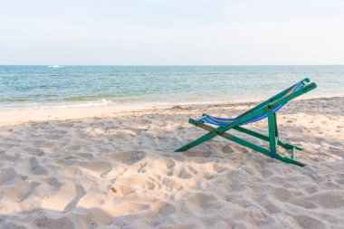 Sahilde boş bir plaj sandalyesi.
