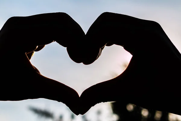 Liefde Vorm Hand Silhouet Bij Zonsondergang Achtergrond — Stockfoto