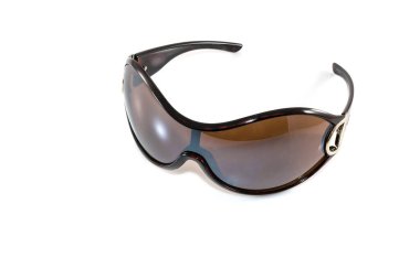 Beyaz arka planda siyah güneş gözlüğü