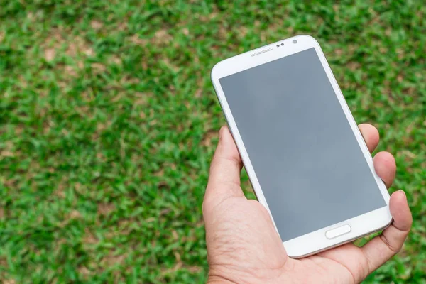 Teléfono Móvil Pantalla Blanco Mano Sobre Fondo Hierba Verde — Foto de Stock