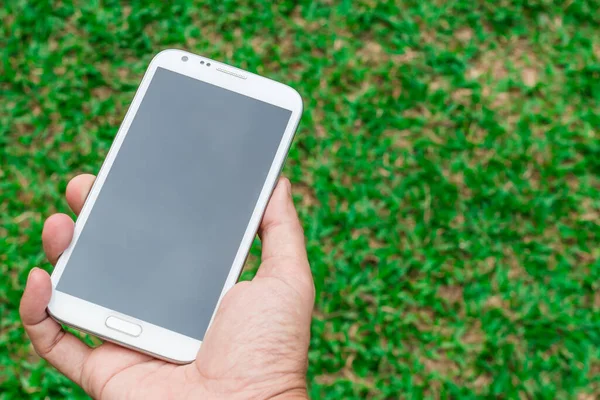 Teléfono Móvil Pantalla Blanco Mano Sobre Fondo Hierba Verde — Foto de Stock