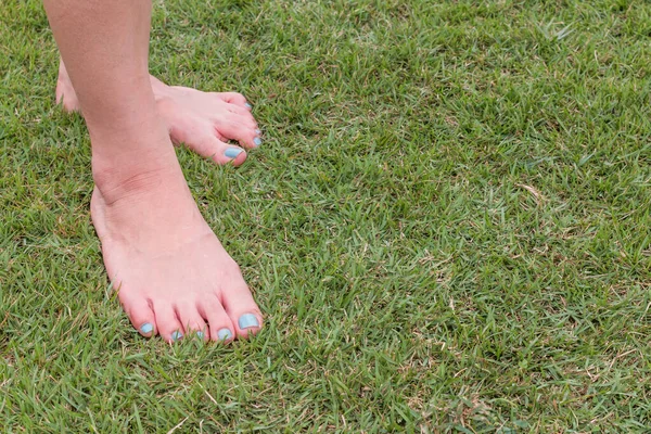 Pied Femme Debout Sur Fond Herbe Verte Fraîche — Photo