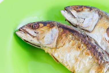 Yeşil diskte balık kızartma yan görünümü / uskumru kızartması