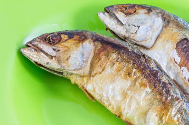 Yeşil diskte balık kızartma yan görünümü / uskumru kızartması