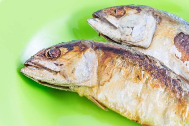 Yeşil diskte balık kızartma yan görünümü / uskumru kızartması