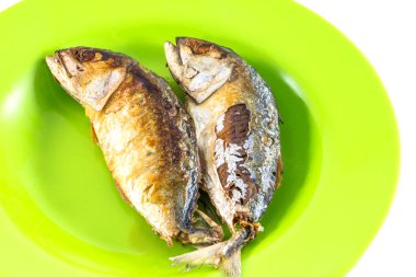 Yeşil diskte balık kızartma yan görünümü / uskumru kızartması