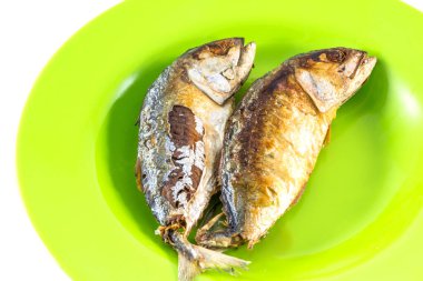 Yeşil diskte balık kızartma yan görünümü / uskumru kızartması