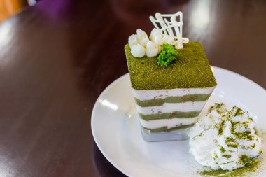 Yeşil çay tiramisusu, yeşil çay tozu ve nane yaprağı.