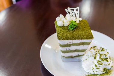 Yeşil çay tiramisusu, yeşil çay tozu ve nane yaprağı.