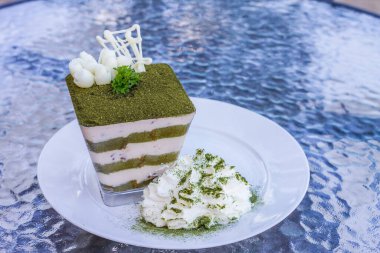 Yeşil çay tiramisusu, yeşil çay tozu ve nane yaprağı.