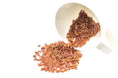 Kahverengi pirinç yakın plan ve beyaz arka planda fincan