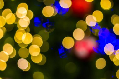 Altın Noel ağacı arkaplanının odaklanmamış bağları