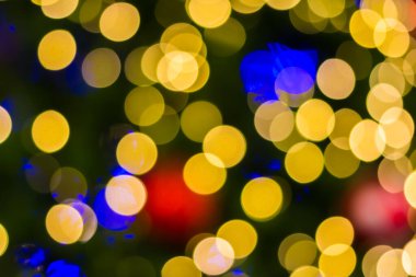 Altın Noel ağacı arkaplanının odaklanmamış bağları