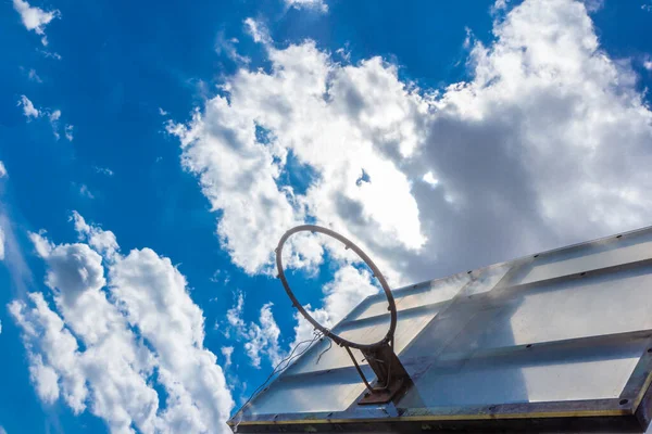 Старий Баскетбольний Кільце Блакитному Небі Хмарі — стокове фото
