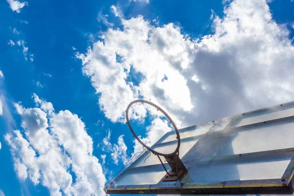 Oude Basketbalring Blauwe Lucht Wolk — Stockfoto