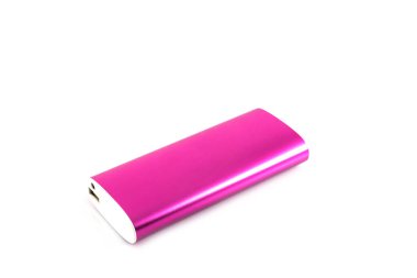 Beyaz arkaplanda pembe renk güç bankası