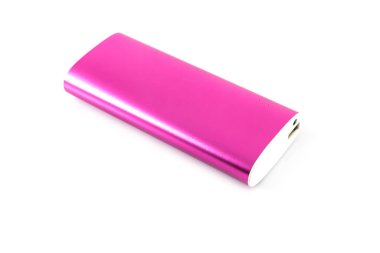 Beyaz arkaplanda pembe renk güç bankası
