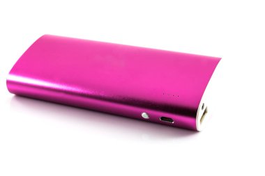 Beyaz arkaplanda pembe renk güç bankası