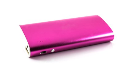Beyaz arkaplanda pembe renk güç bankası
