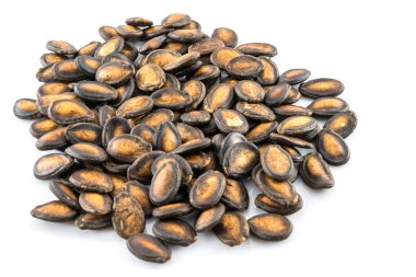 Beyaz arkaplanda siyah kavun tohumları