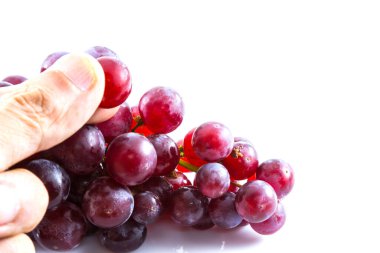 Beyaz arka planda taze üzüm, meyve