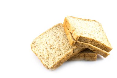 Beyaz zemin üzerinde tam buğday dilimlenmiş ekmek