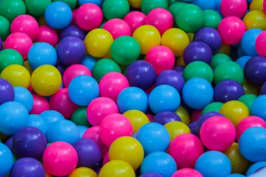 Çocuk parkında bir sürü renkli plastik top