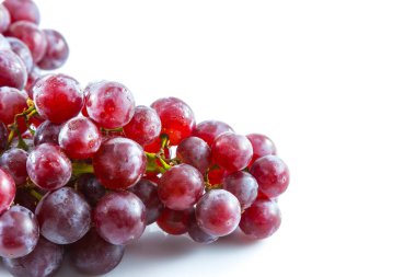 Beyaz arka planda taze üzüm, meyve