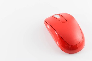 Beyaz arkaplanda kırmızı kablosuz fare