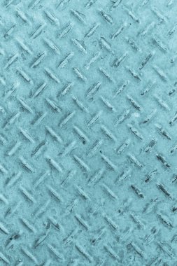 Gümüş rengi arka planda eski metal plakanın mavi arkaplanı