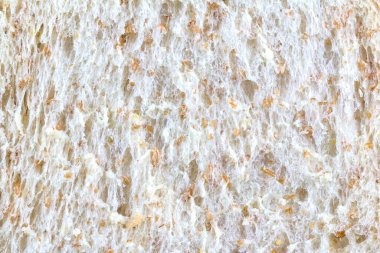 Beyaz zemin üzerinde tam buğday dilimlenmiş ekmek