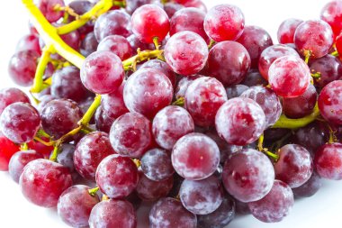 Beyaz arka planda taze üzüm, meyve