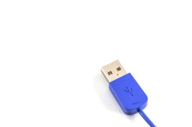 Beyaz arkaplanda mavi bir USB kablosunun yakın görüntüsü