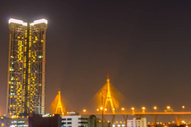 Arka plan için gece şehrin bulanık ve bulanık görüntüsü