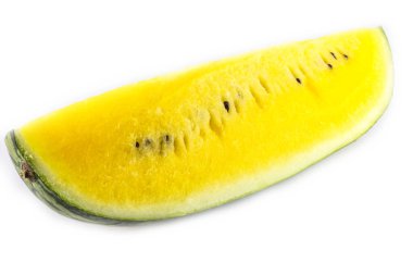 Beyaz arkaplanda sarı sulu karpuz dilimi