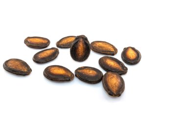 Beyaz arkaplanda siyah kavun tohumları