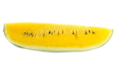 Beyaz arkaplanda sarı sulu karpuz dilimi