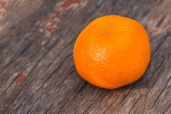 Naranja Sobre Fondo Madera —  Fotos de Stock