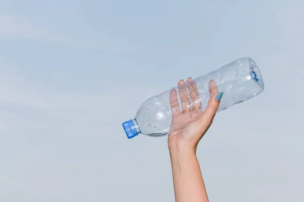 Ręcznie Trzymać Butelkę Wody Pitnej Tle Niebieskiego Nieba — Zdjęcie stockowe