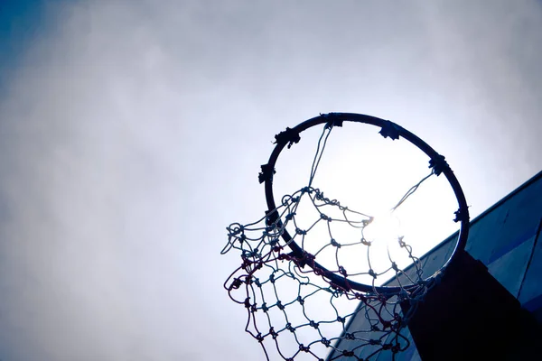 Eski Moda Tahta Basketbol Potası Günbatımının Altında Hedefi Vurmak Demek — Stok fotoğraf