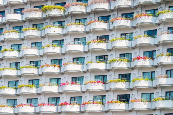 Flor Decorada Balcones Blancos Apartamento Condominio Vida — Foto de Stock