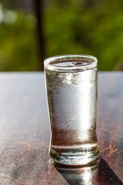 Vaso Agua Sobre Fondo Verde — Foto de Stock