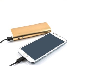 Altın güç bankası beyaz arkaplanda beyaz akıllı telefonu şarj ediyor