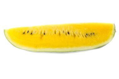 Beyaz arkaplanda sarı sulu karpuz dilimi