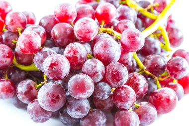 Beyaz arka planda taze üzüm, meyve