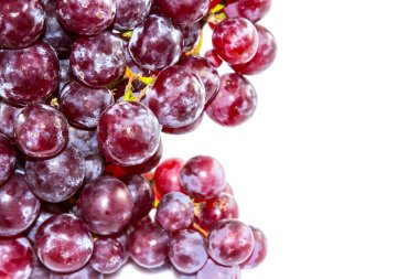 Beyaz arka planda taze üzüm, meyve