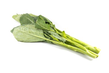 Beyaz arka planda taze yeşil lahana.