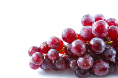 Beyaz arka planda taze üzüm, meyve