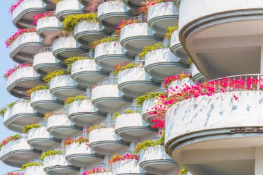 Çiçekli beyaz apartman balkonları, apartman dairesi.